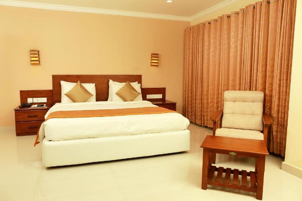 Hotel Plaza International Near Delhi Airport Ню Делхи Екстериор снимка