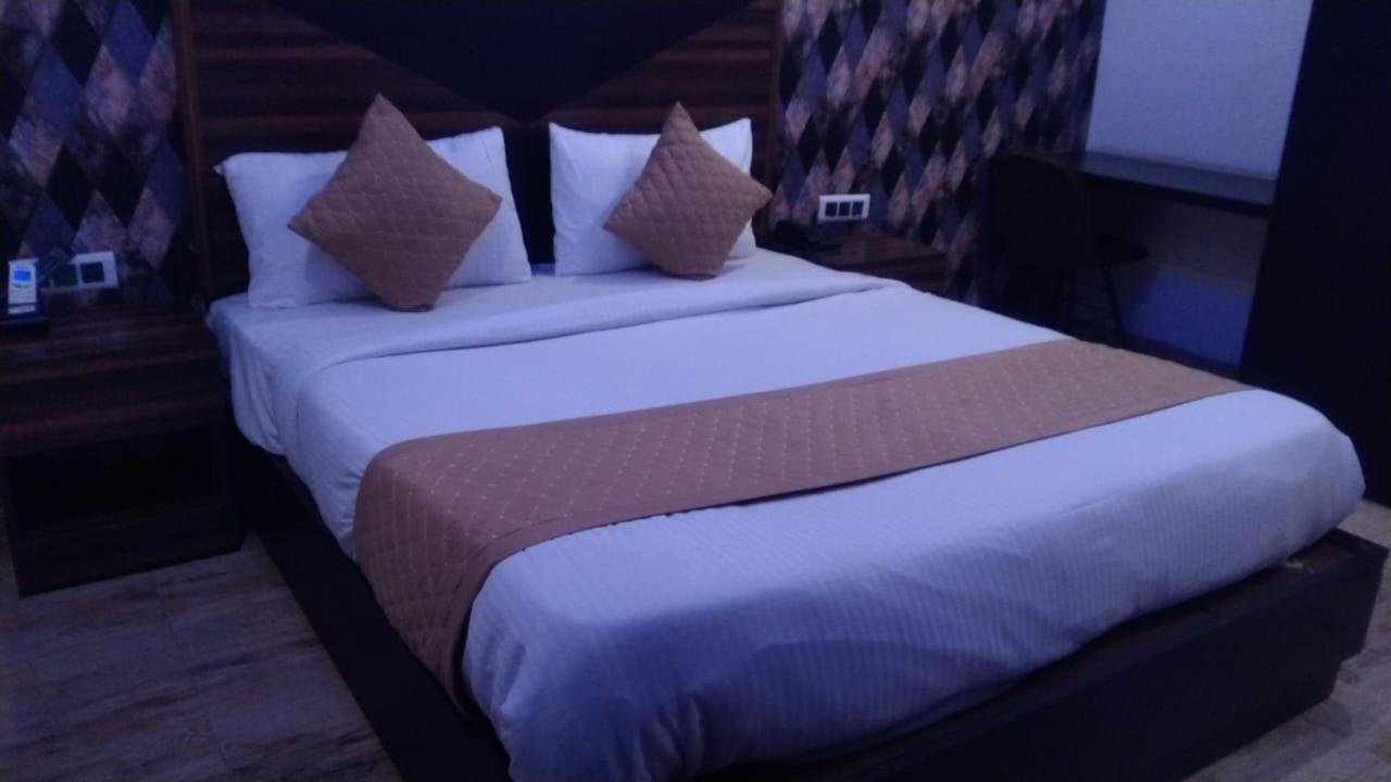 Hotel Plaza International Near Delhi Airport Ню Делхи Екстериор снимка